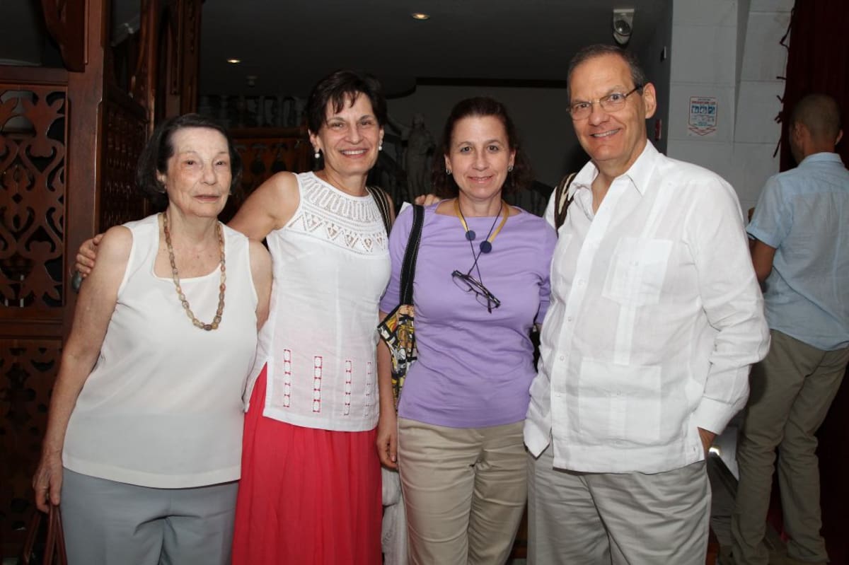 Teresa Otoya de Garrido, Margarita Garrido, Adriana Córdoba y Armando Garrido.