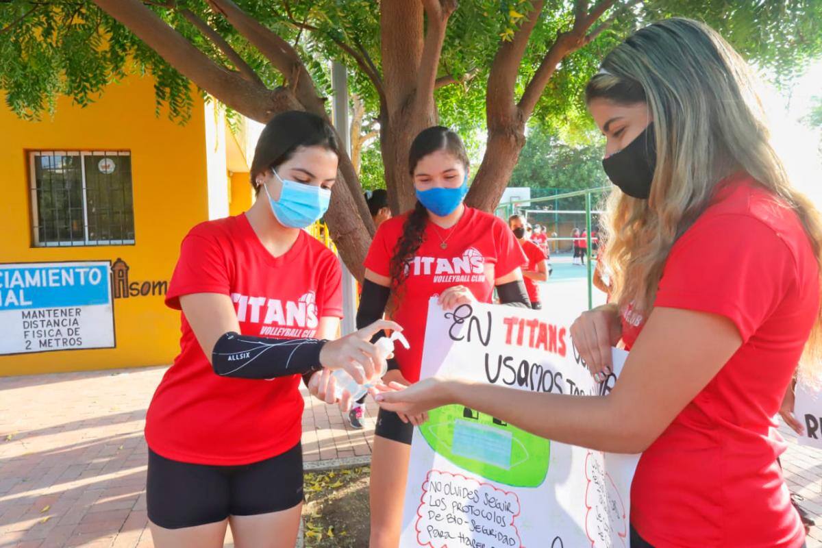 En la foto, María Camila 0’Classen, Isabella Calle y Mariana E. De Pombo, durante la campaña que promueve el uso del tapabocas entre los deportistas.