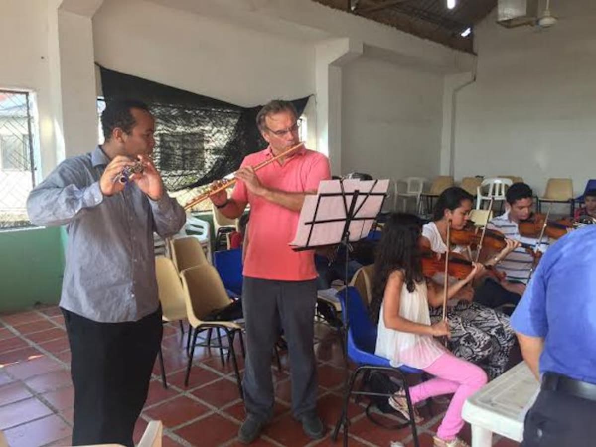 El Maestro Andrea Griminelli en una práctica con músicos de Cartagena. Cortesía Fundación Tocando Puertas
