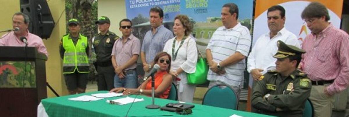 En el atril, el alcalde designado de Cartagena, Carlos Otero Gerdts, y en la mesa Zully Salazar, presidenta de la Corporación Turismo, y el coronel William Ruiz Garzón, comandante encargado de la Policía Metropolitana. PEDRO TORRES-EL UNIVERSAL