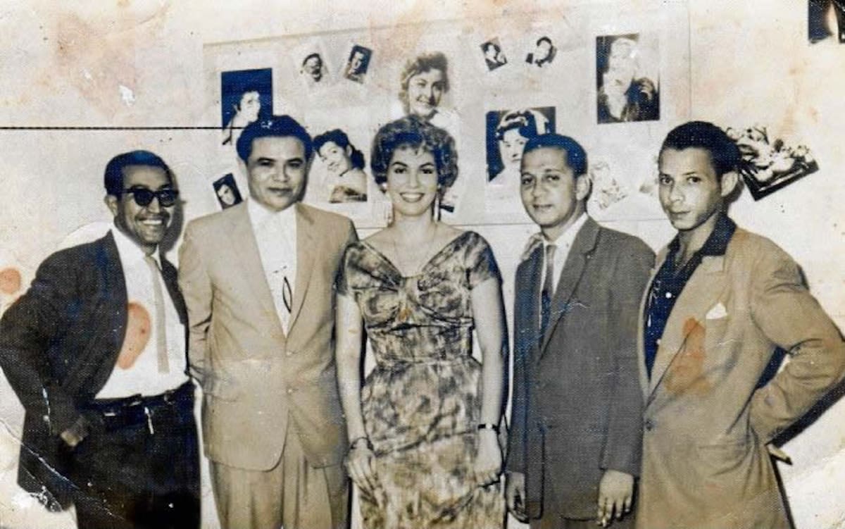 Eusberto Reynoso (de lentes, a la izquierda), con Napoleón Perea (cuarto a la izquierda) en un encuentro con artistas en el Radio Teatro de Emisoras Fuentes.