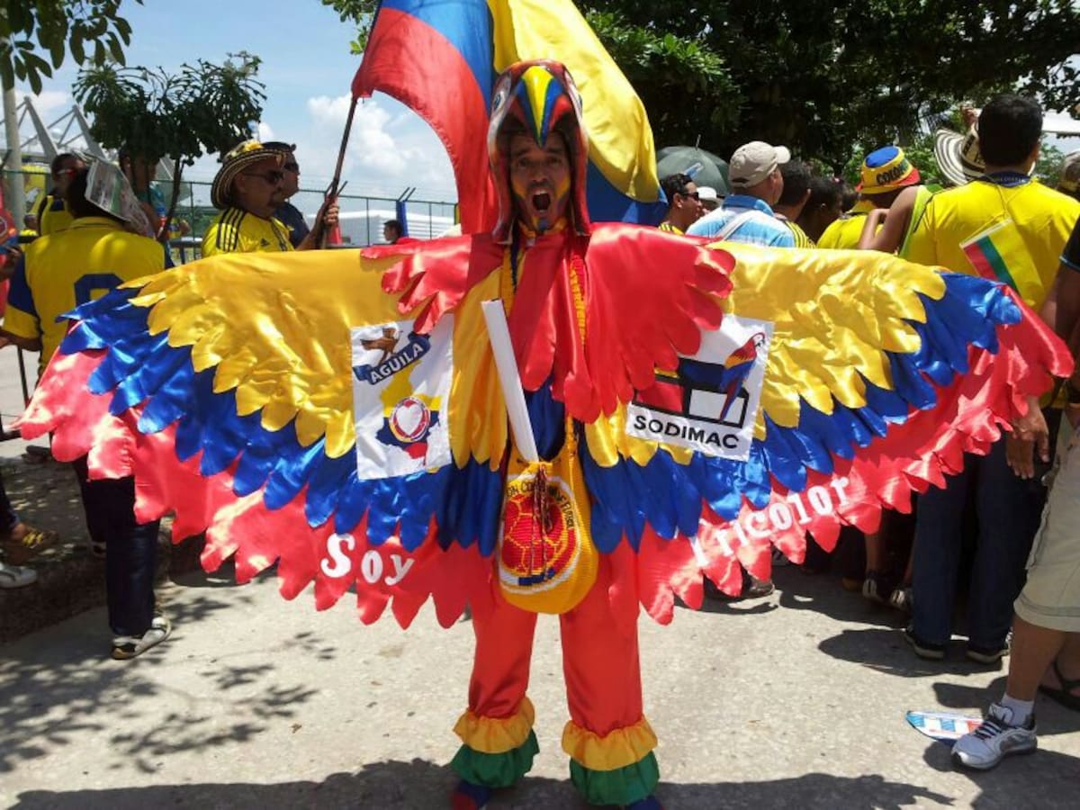 Ese es uno de los disfraces que se ven a las afueras del estadio. GABRIEL GARCÍA - EL UNIVERSAL