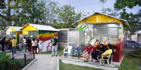Vendedores ambulantes estrenan módulos comerciales el Complejo Deportivo Alameda La Victoria