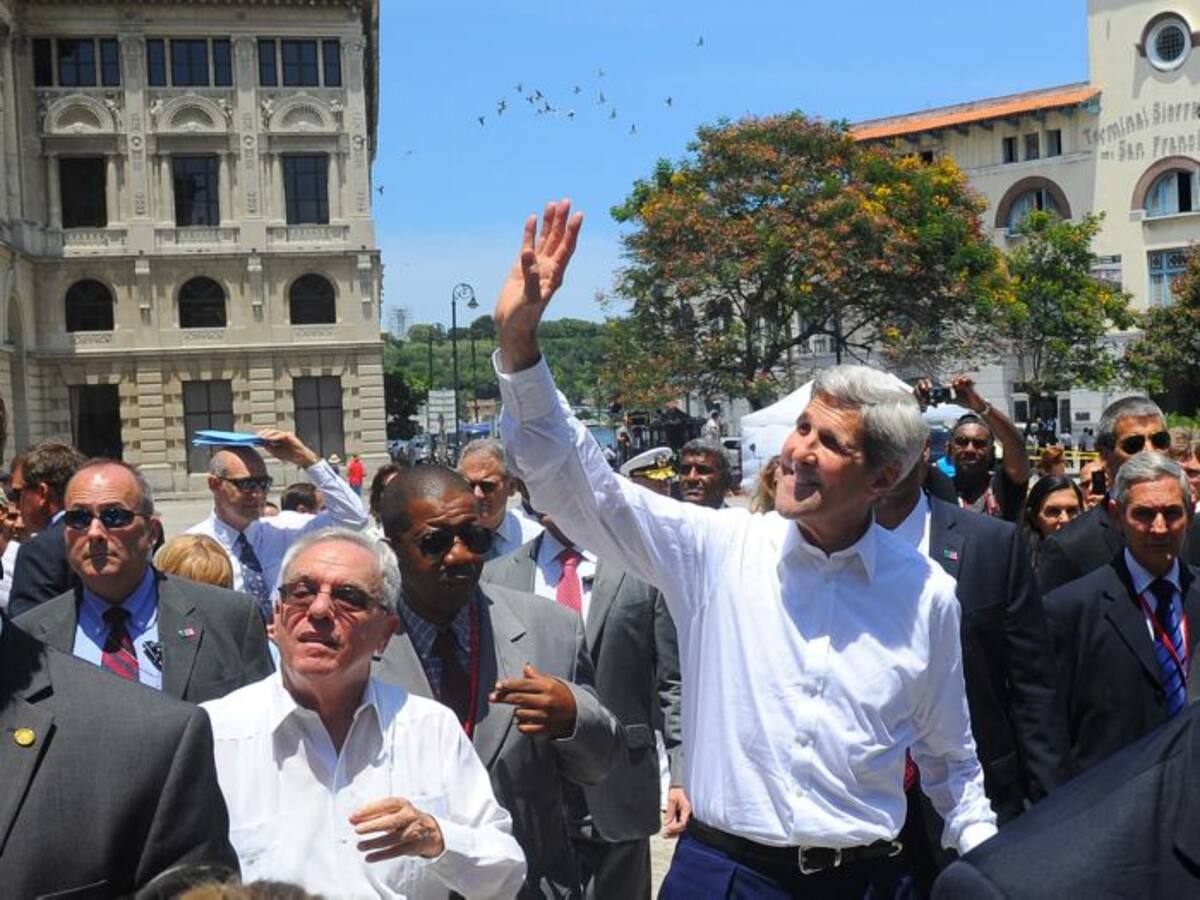 John Kerry camina por las calles de la Habana. AFP ADALBERTO ROQUE