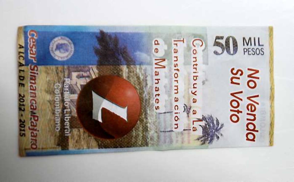 Estos son los billetes en-tregados en Mahates por el candidato liberal a la alcaldía municipal César Simanca, para promover un voto libre. AROLDO MESTRE - EL UNIVERSAL
