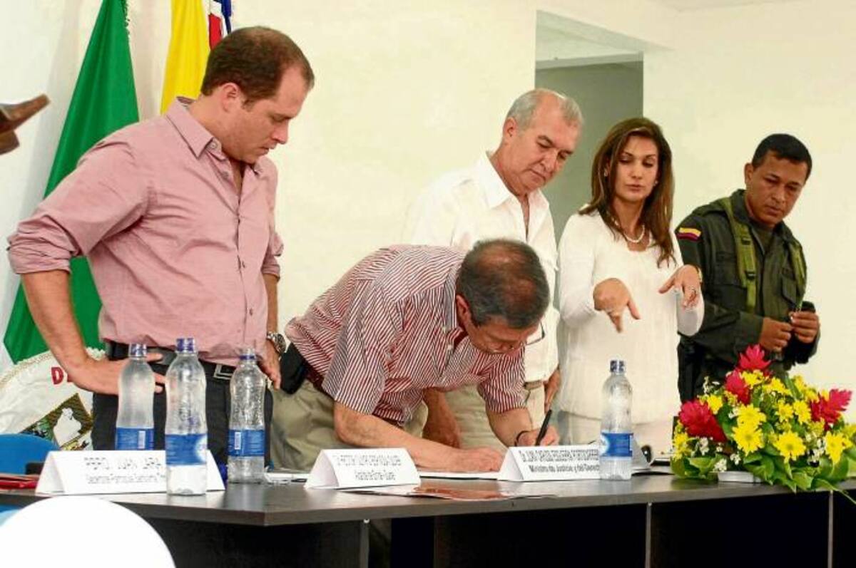 El ministro de Justicia y del Derecho, Juan Carlos Esguerra, durante la firma del acta de recibo del Centro de Convivencia Ciudadana en Sincé, con el alcalde Héctor Olimpo Espinosa Oliver. MANUEL SANTIAGO PÉREZ/ELUNIVERSAL/