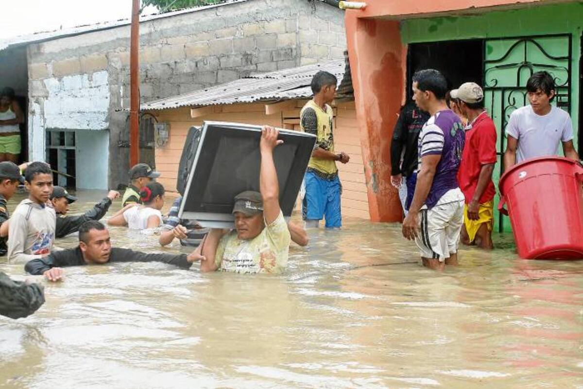 Los damnificados intentaron salvar sus enseres que se encontraban bajo las aguas con ayuda de los vecinos del sector que no resultaron afectados.