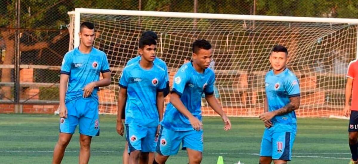 Practica con sus compañeros del equipo argentino.