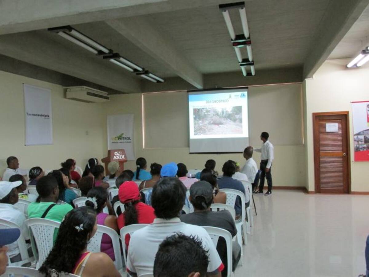 El Comité Comunitario de Emergencia (Combas), la Asociación Sí Se Puede y la Fundación Mamonal realizaron el primer foro ambiental “Villa Hermosa te queremos limpia”, para mostrar las condiciones ambientales que padece ese barrio. CORTESÍA
