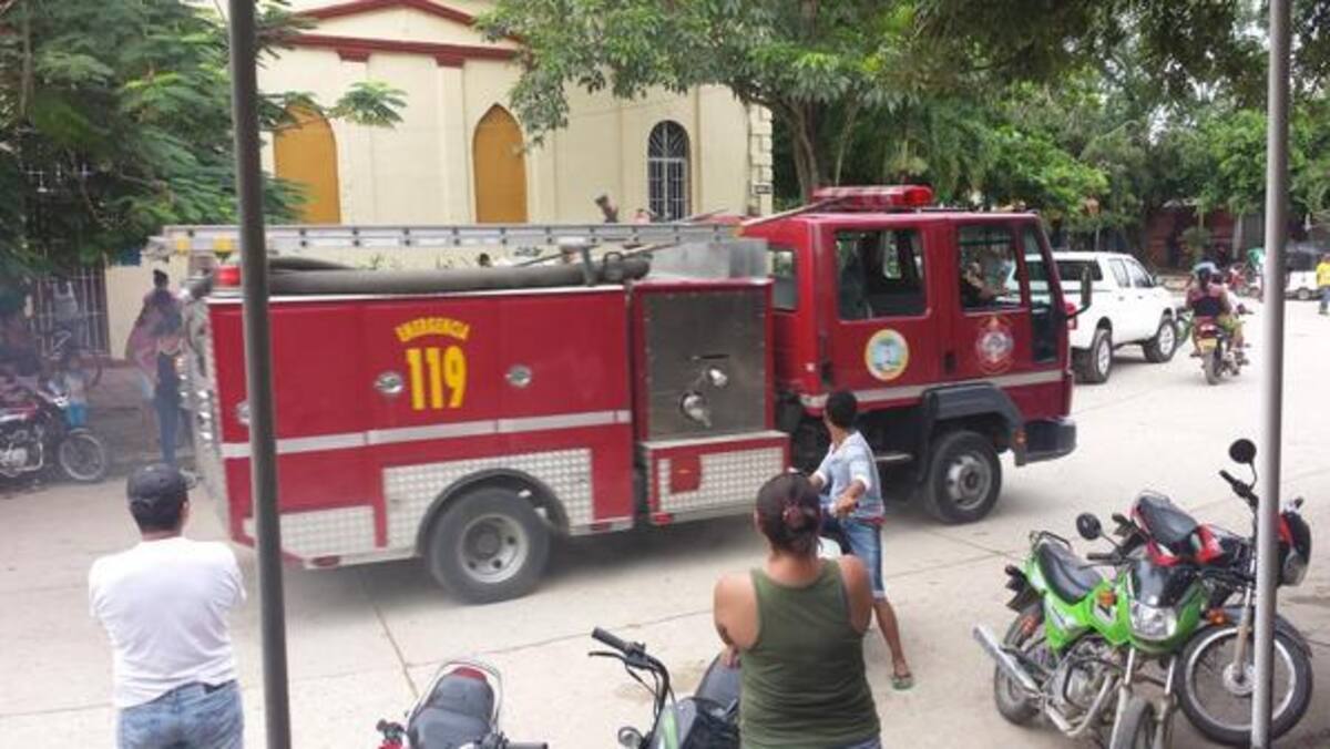 Máquina de Bomberos de Cartagena atendiendo la emergencia. Cortesía.