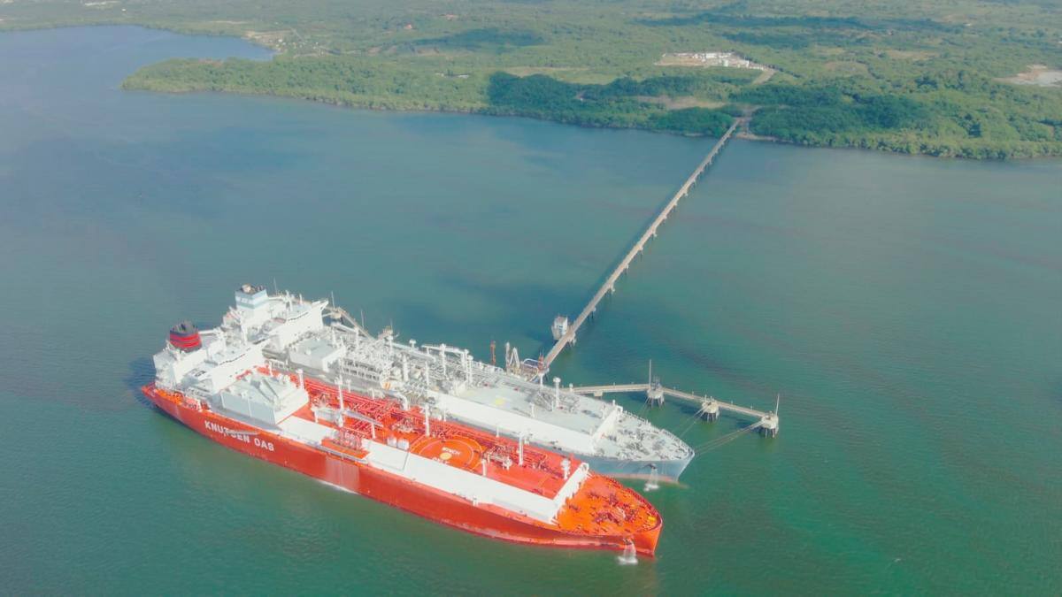 Unidad flotante de la Regasificadora de Barú, al sur de la bahía de Cartagena, en una maniobra de descargue de un buque metanero. // Cortesía.