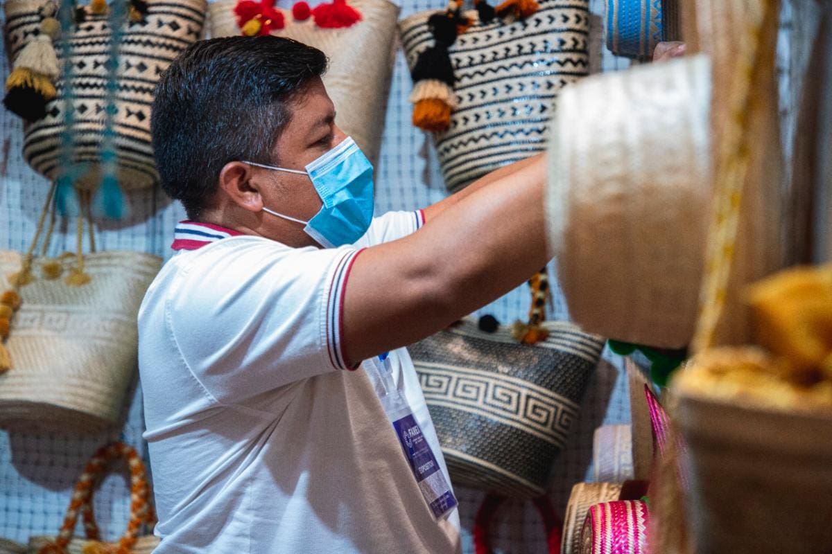 Artesanos colombianos exponen su arte en Farex 2022.