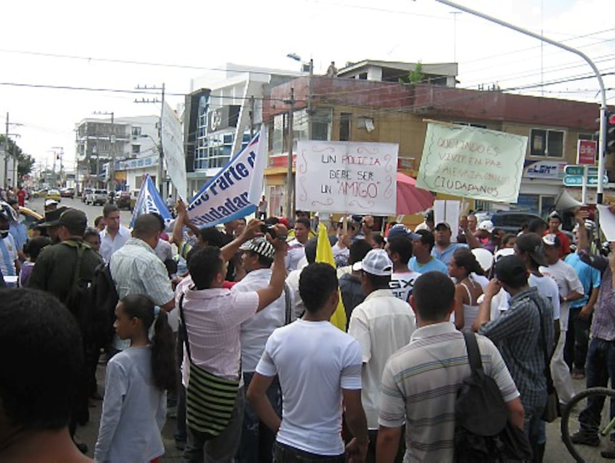 Familiares y vecinos de los jóvenes heridos frente al Comando de la Policía.