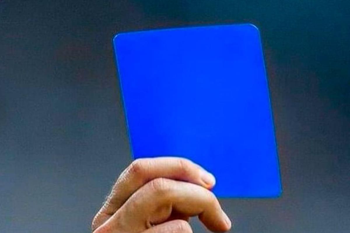 Novedad: la tarjeta azul podría entrar al mundo del fútbol