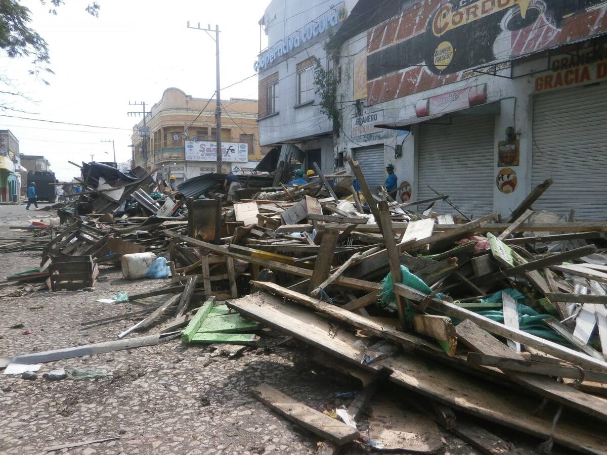 Desalojo en la central de abastos de Montería. EL UNIVERSAL