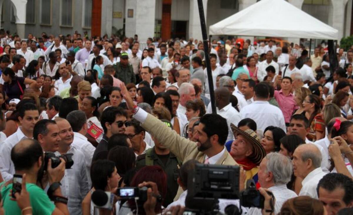 El nuevo alcalde de Cartagena en medio de una gran multitud que lo esperó en la plaza de la Aduana para saludarlo. MARUJA PARRA - EL UNIVERSAL