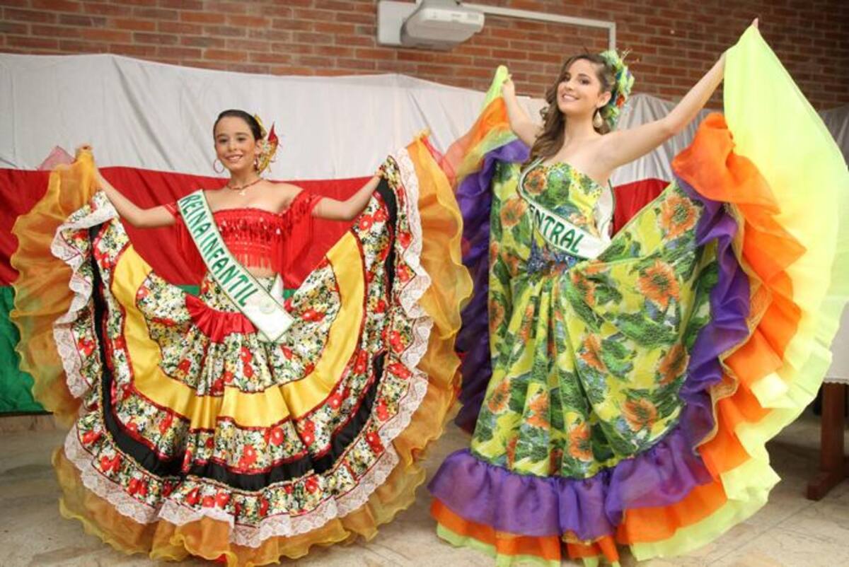 Las reinas Central e Infantil del 20 de Enero bailando fandango. MANUEL SANTIAGO PÉREZ/EL UNIVERSAL/