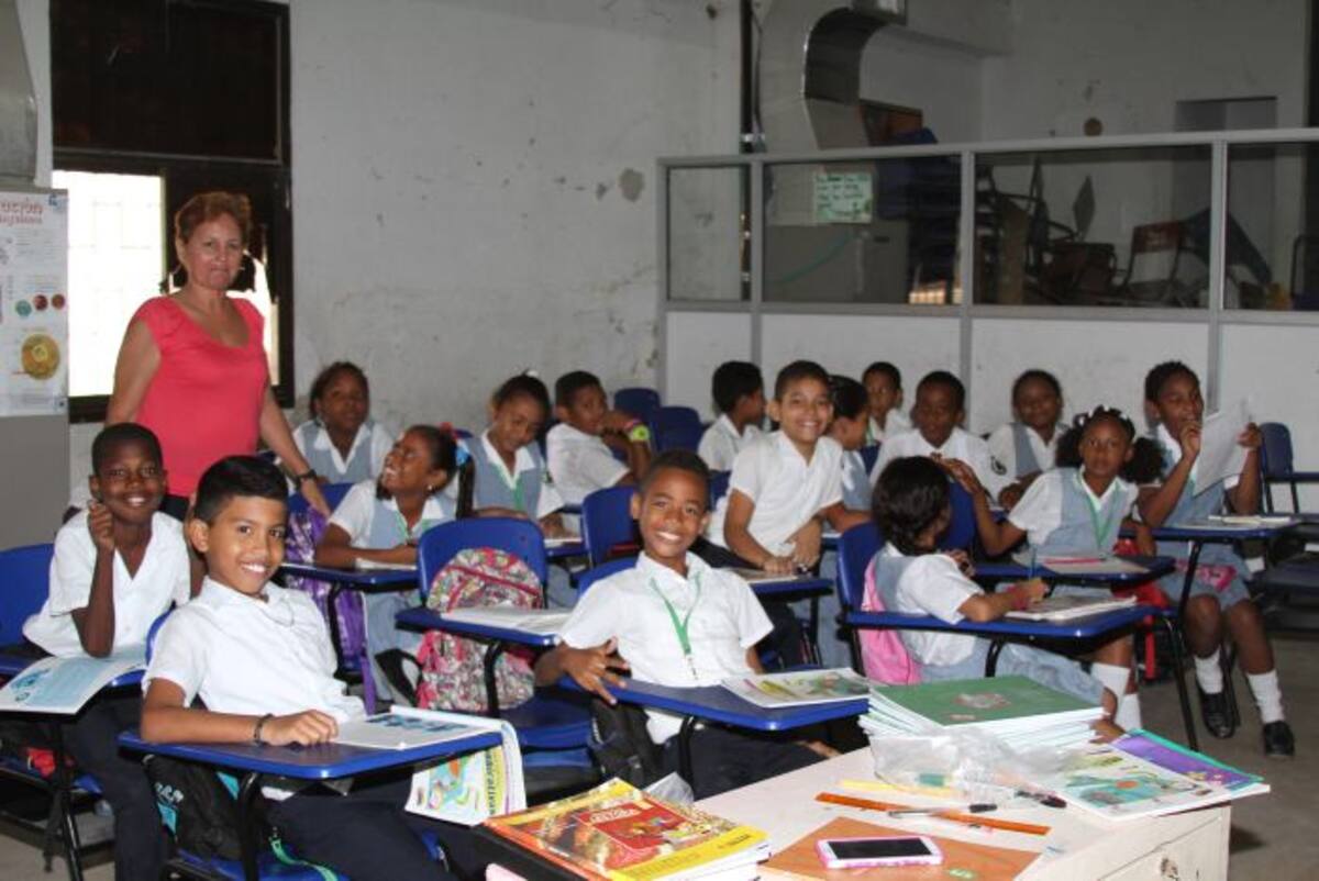 Los estudiantes de la sede Valores Unidos de Mercedes Ábrego dan clases en aulas improvisadas en el salón de actos. Óscar Díaz.