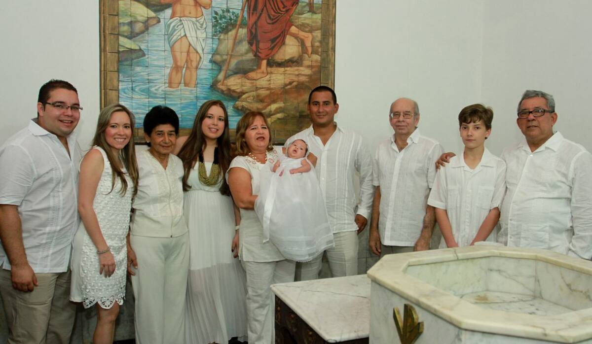 En la iglesia de Bocagrande recibió el sacramento del bautismo Valentina Niebles Carvajal, hija de José David Niebles y Marcela Carvajal. Aparecen: Jorge Luis Carvajal, Johanna Carvajal, Nora de Niebles, Marcela Carvajal, Martha de Carvajal, Valentina Niebles Carvajal, José David Niebles, Jorge Carvajal, Nicolás Besson y Rafael Niebles.