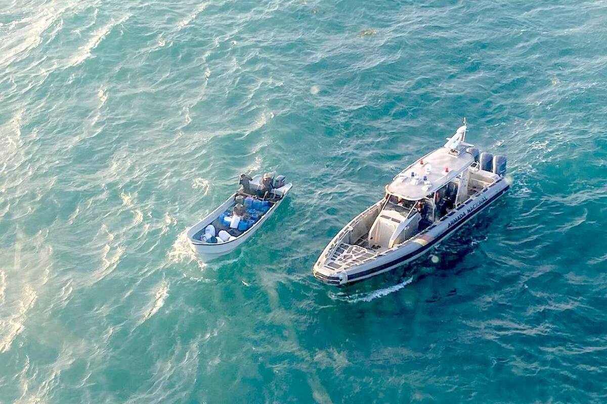 Fuerza Naval del Caribe intercepta lancha extranjera con 400 kilos de cocaína