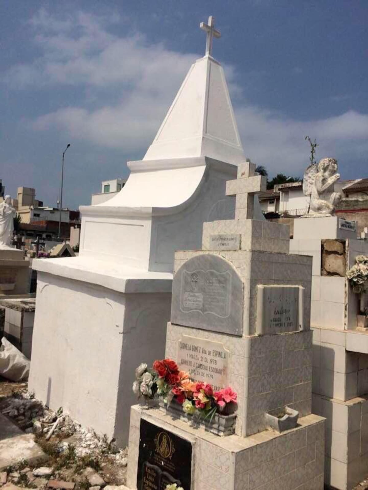 Así lucían antes algunas de las tumbas y mausoleos.