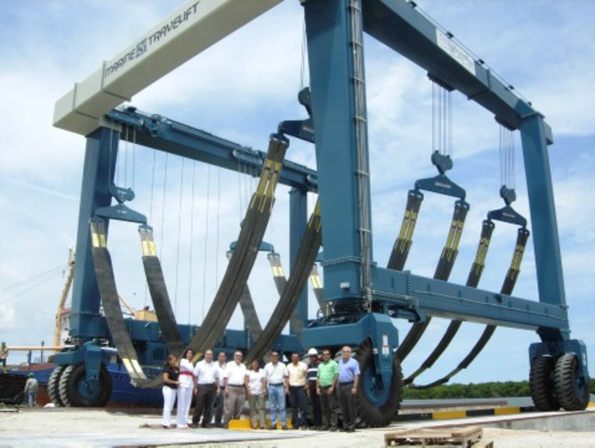 Ferroalquimar adquirió recientemente un equipo Travelift o grúa autopropulsada para sacar embarcaciones del agua, con capacidad para 300 toneladas, a un costo de 1,5 millones de dólares. Al pie del equipo, los socios de Colombian Shipyards y funcionarios de Proexport y la Uninorte.