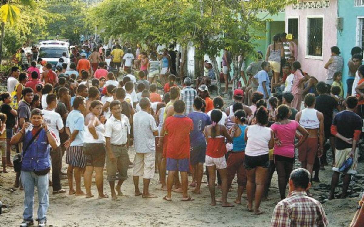 Habitantes de Sabanas de Pedro, una vez conocido que la niña se había ido en el arroyo, emprendieron afanosamente su búsqueda.