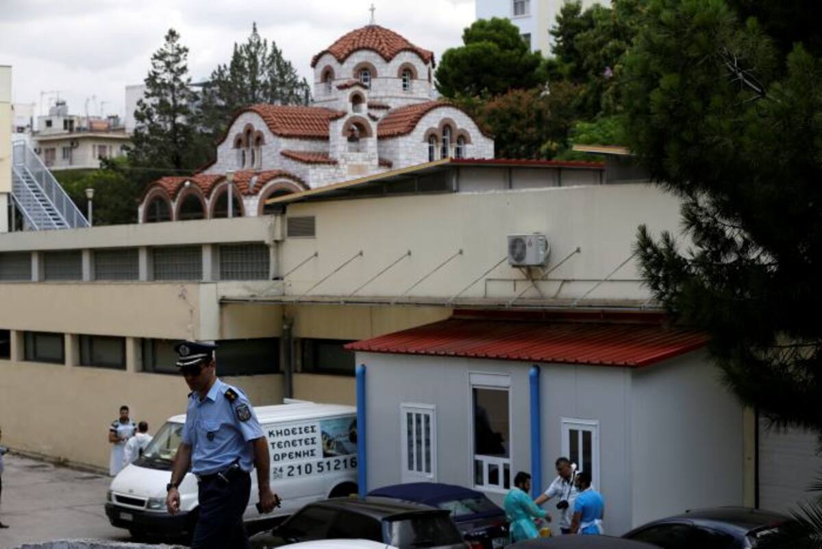 Familiares que buscan a seres queridos desaparecidos en el incendio forestal más mortífero de Grecia en décadas se dirigieron a la morgue de Atenas este jueves, mientras equipos de rescate y voluntarios continuaron las búsquedas en tierra y en el mar para posibles nuevas víctimas. AP Thanassis Stavrakis