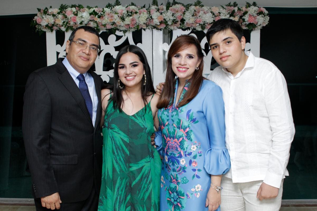 Jaime Barrios Nassi, Hannia Barrios Bermúdez, Indira Bermúdez Carvajal y Jaime Claret Barrios Bermúdez.