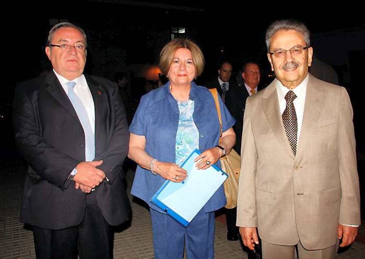 Jorge Vásquez, Rosario de Ormacheo y Antonio Ormacheo, director del Centro Bolivariano Americano.