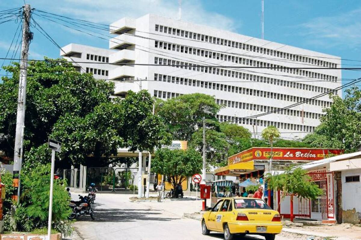 Debido a la ocupación de las aceras, los transeúntes deben caminar por las calles, mientras que a los conductores algunos edificios les dificultan la visión. FOTOS ZENIA VALDELAMAR-EL UNIVERSAL
