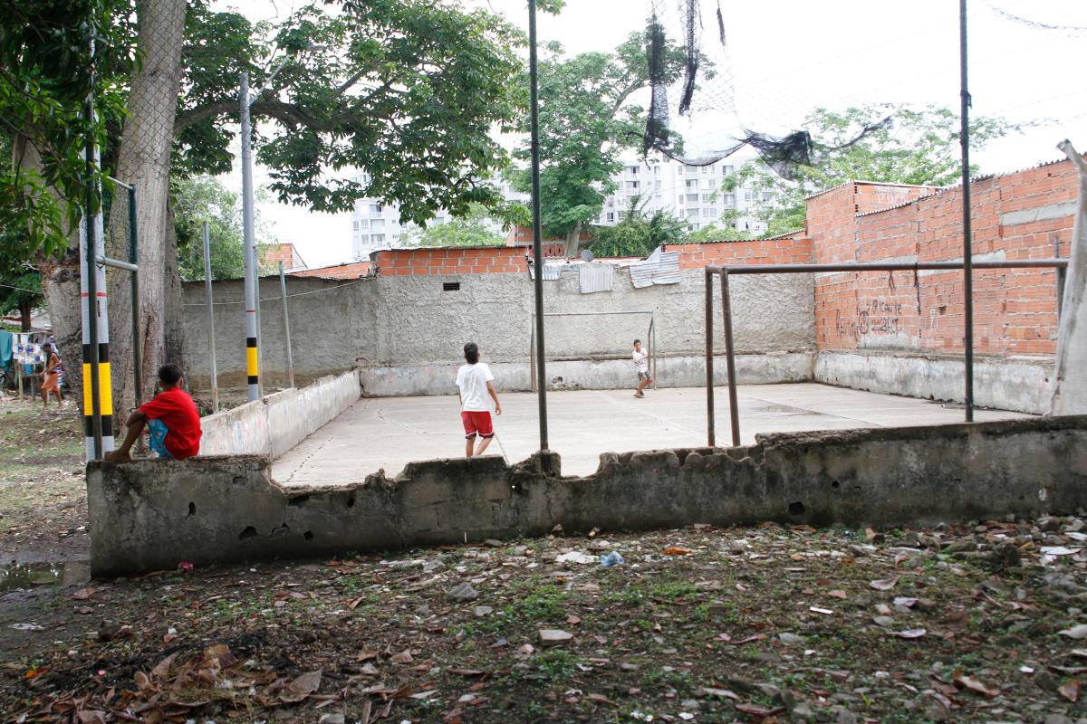La cancha deportiva está en pésimo estado.