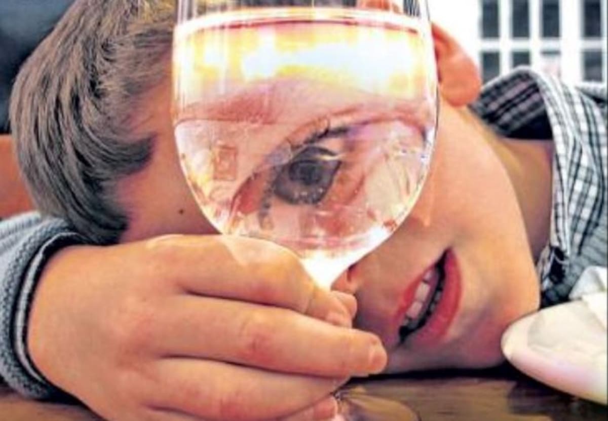 Ceguera, daños en el hígado y en los riñones son algunos de los padecimientos que pueden sufrir los niños por consumir bebidas embriagantes, según explicó Adriana Meza Yepes, directora del Dadis. COLPRENSA