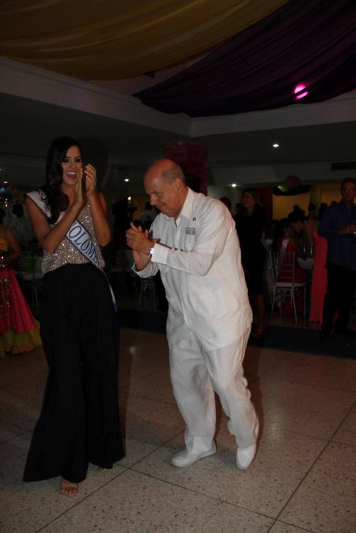 Qué envidia de la buena me causó ver bailar a Rai con la Señorita Colombia. Allí donde lo ven, este hombre es un excelente bailarín... dicen sus parejas que tiene un ritmo que cautiva.... mírenlo, qué sabor! Todo por los 80 años del Concurso Nacional de Belleza.