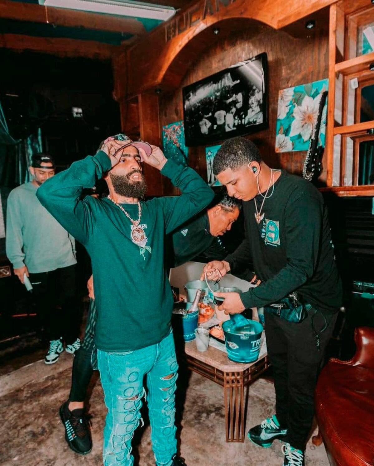 Arcángel junto a su hermano Justin Santos.//Foto: redes sociales.