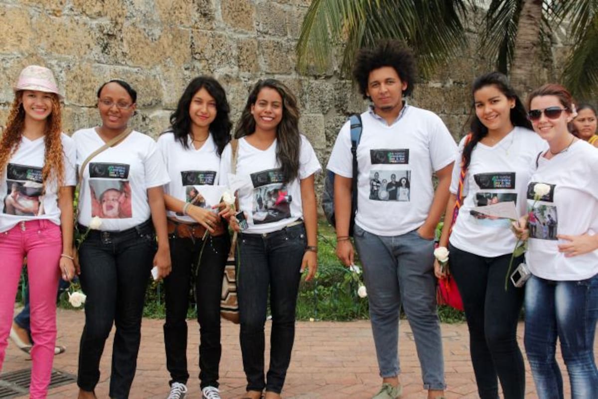 Los estudiantes que participaron en la caminata portaron camisetas con imágenes de familias felices. ANTONIO CANCHILA GARCÍA - ELUNIVERSAL.COM.CO