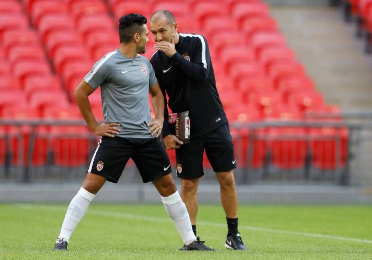 Leonardo Jardim habla con Radamel Falcao durante una sesión de entrenamiento antes del partido de fútbol de la Liga de Campeones entre Tottenham Hotspurs y AS Mónaco en el estadio de Wembley en Londres, martes 13 de septiembre de 2016. AP Frank Augstein