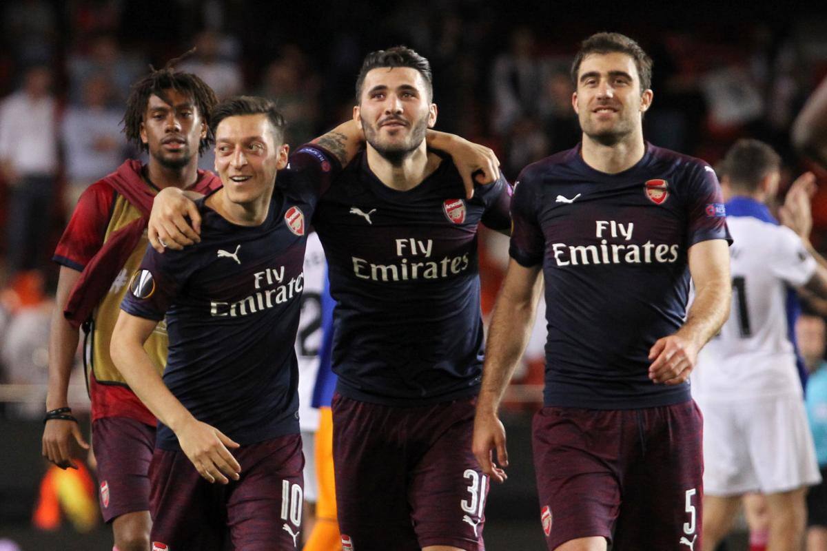 Compañero de equipo evita asalto de Ozil