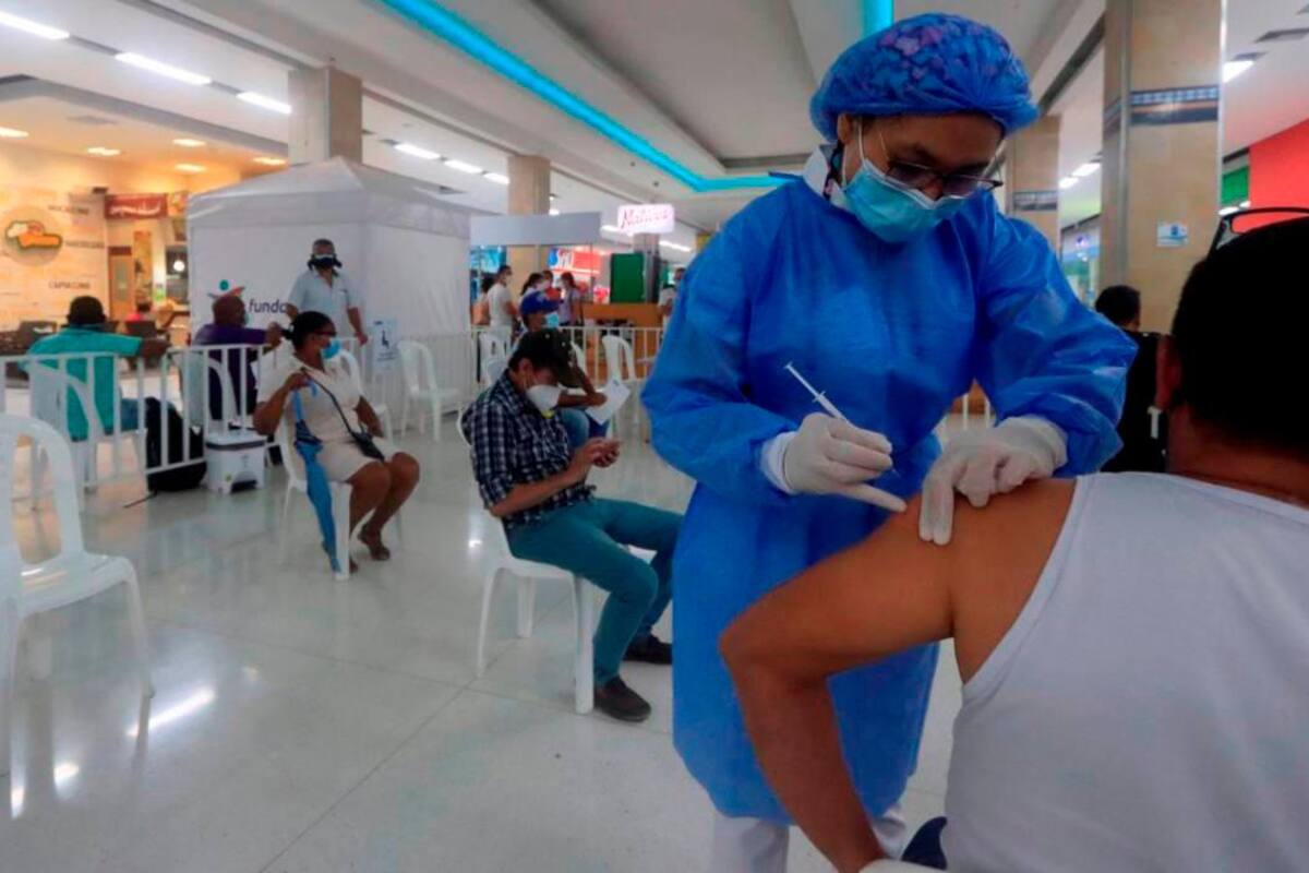 Puntos de vacunación en centros comerciales solo aplicarán segundas dosis