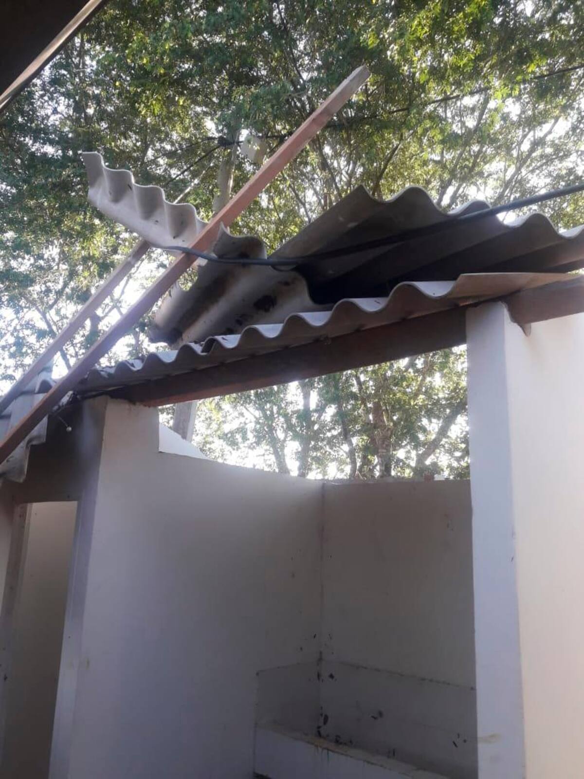 Muchas viviendas terminaron sin techos debido a la fuerza de los vientos que llegaron en la noche del lunes.