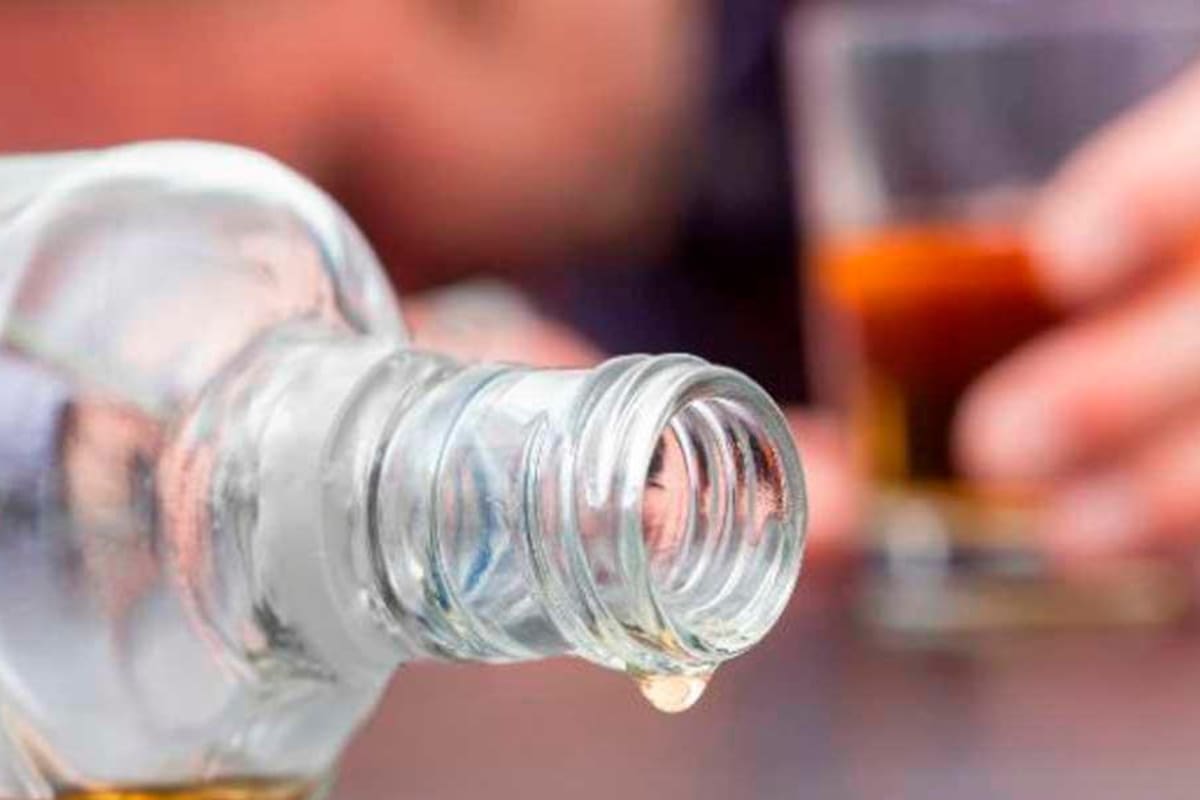 Esto es lo que debes hacer en caso de una intoxicación por licor adulterado