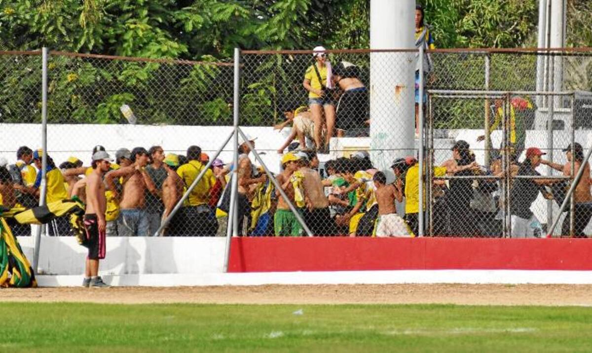Los integrantes de las barras bravas de Sucre y Atlético Bucaramanga fueron expulsados del estadio por las riñas que protagonizaron en la tribuna sur durante el partido que los dos equipos disputaron el domingo en Sincelejo.