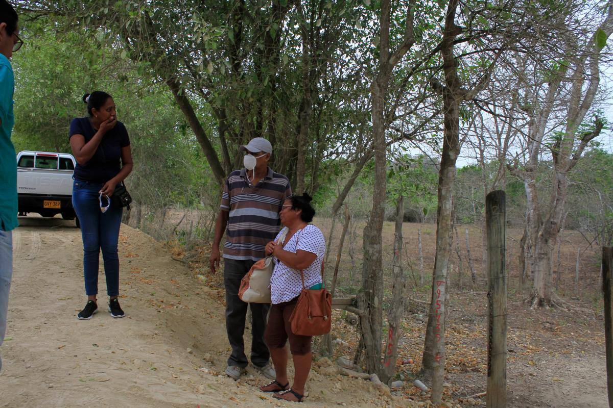 El hecho ocurrió el martes a eso de las 8 de la noche, mientras la familia veía televisión en la sala de la casa de la finca.
