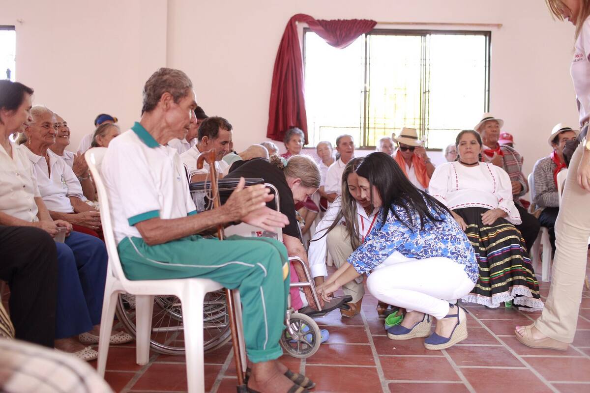 la primera dama, Liliana Majana, entregó zapatos en el Centro del Adulto Mayor. Gobernación de Bolívar.
