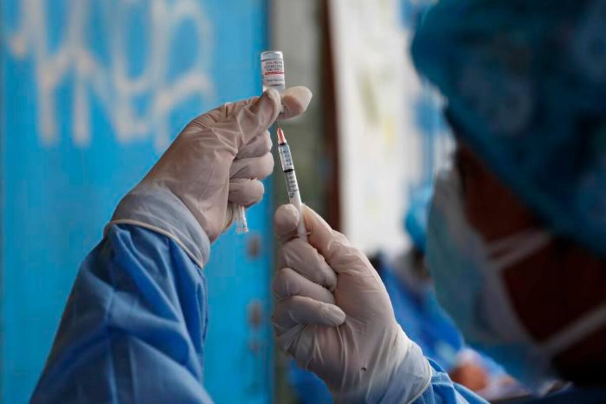 Se desconoce si vacunas tienen efectividad reducida ante ómicron: OMS