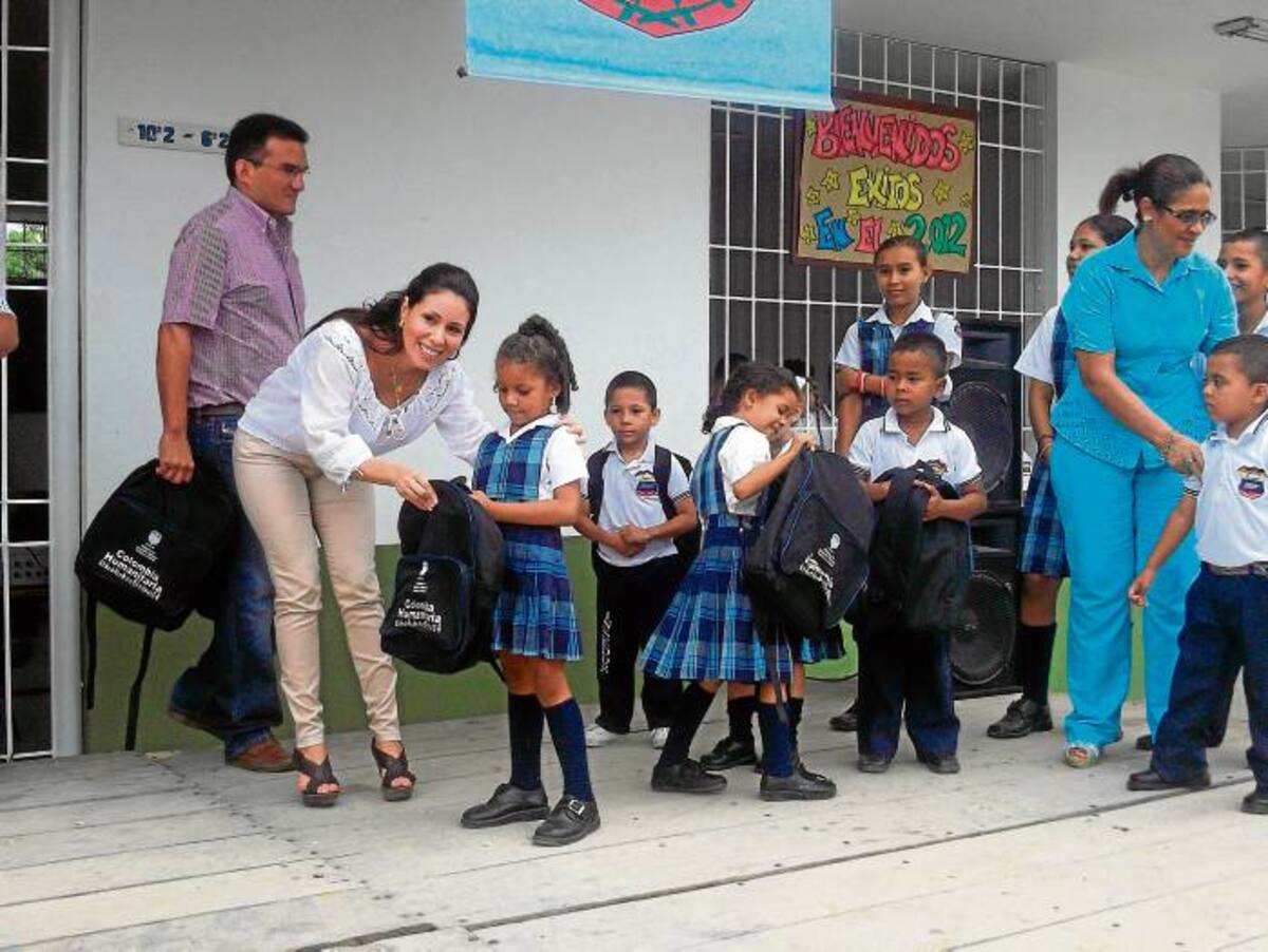 La secretaria de educación, Catalina Mariño, entregando los kits.