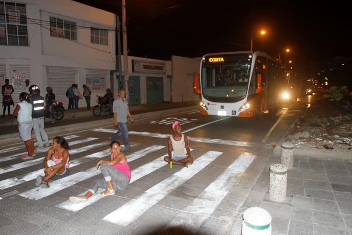 Bloqueo de la comunidad del sector Central de Olaya Herrera a Transcaribe. Claudia Fortich - El Universal