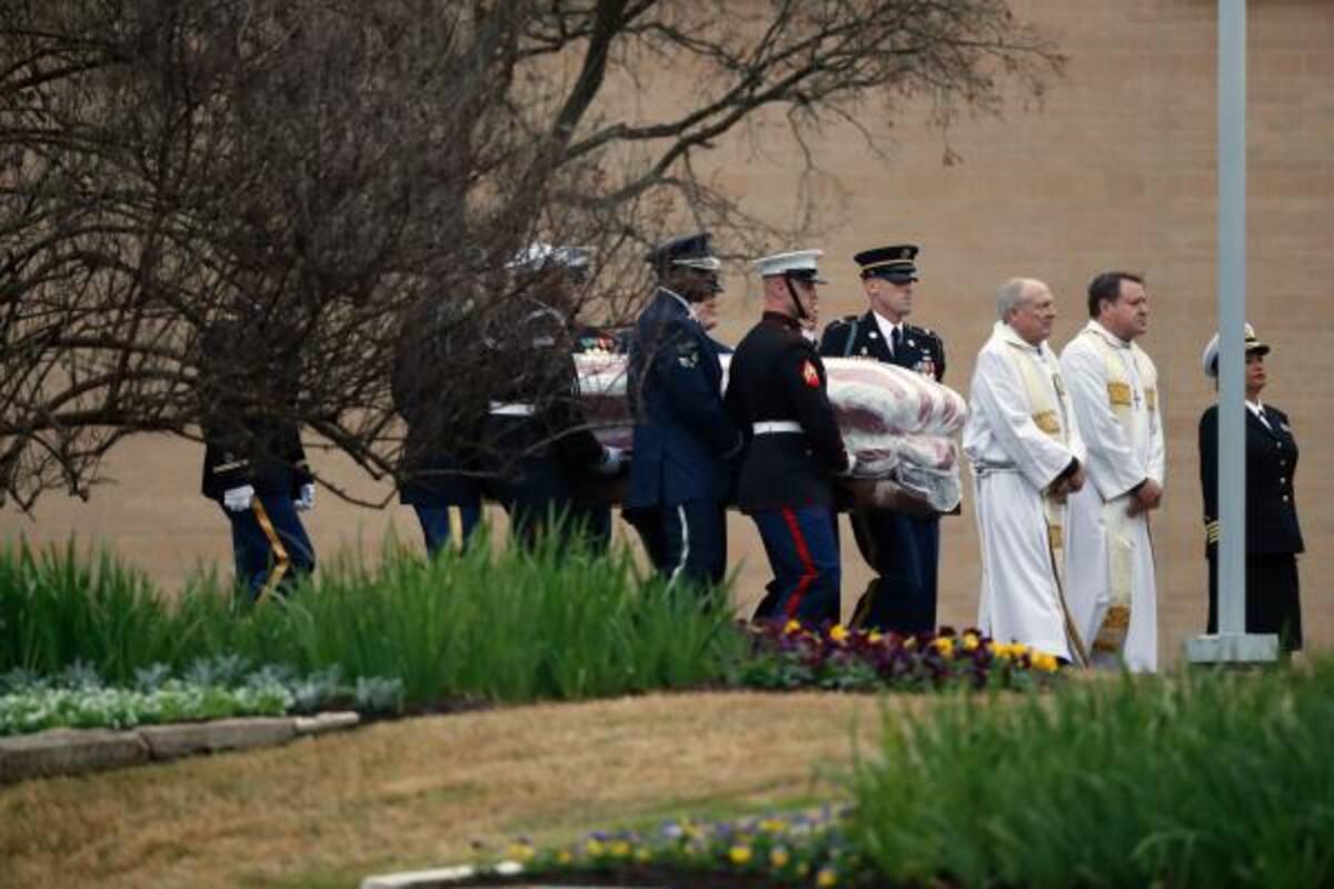 George W. H. Bush fue enterrado en la biblioteca presidencial junto a su mujer, Barbara, y su hija Robin, que falleció con tan solo 3 años de edad de leucemia.