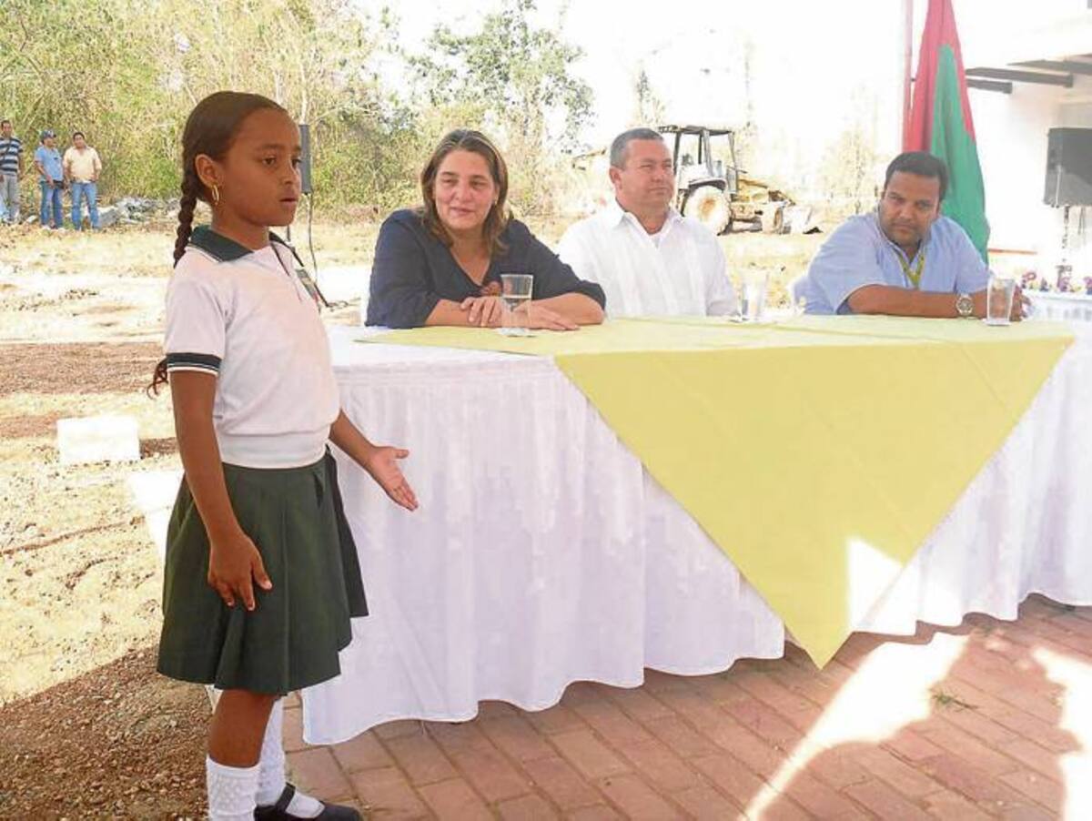 La estudiante Marcela Sofía Rodríguez declamó una poesía durante la inauguración de la nueva Biblioteca Municipal de Turbaco, ante la mirada atenta de la ministra de Cultu-ra, Mariana Garcés. Cortesía