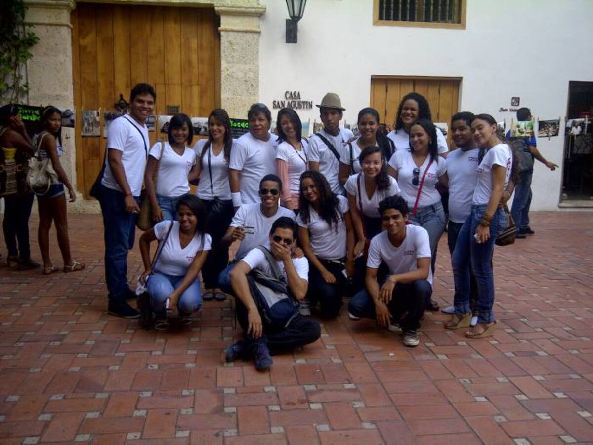 Grupo de estudiantes en compañía del profesor Álvaro Delgado. CORTESÍA